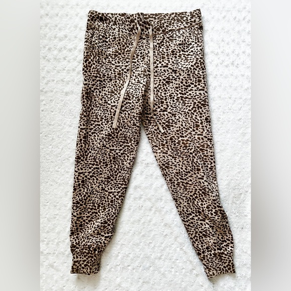 NWT- MONROW Leopard Jogger Sweatpants Cashmere Blend - Picture 3 of 12